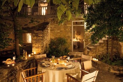 AMPLE PLACES Polytimo House
Traditional house in the center of Lefkara village