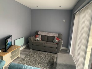 Living area - Impeccable 1-bed House in Aberdare (Aberdare)