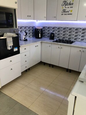 Fridge, microwave, oven, stovetop - Villa In Ideal Location 5 mins walk to Amenities, Large Pool, Golf nearby. (Murcia)