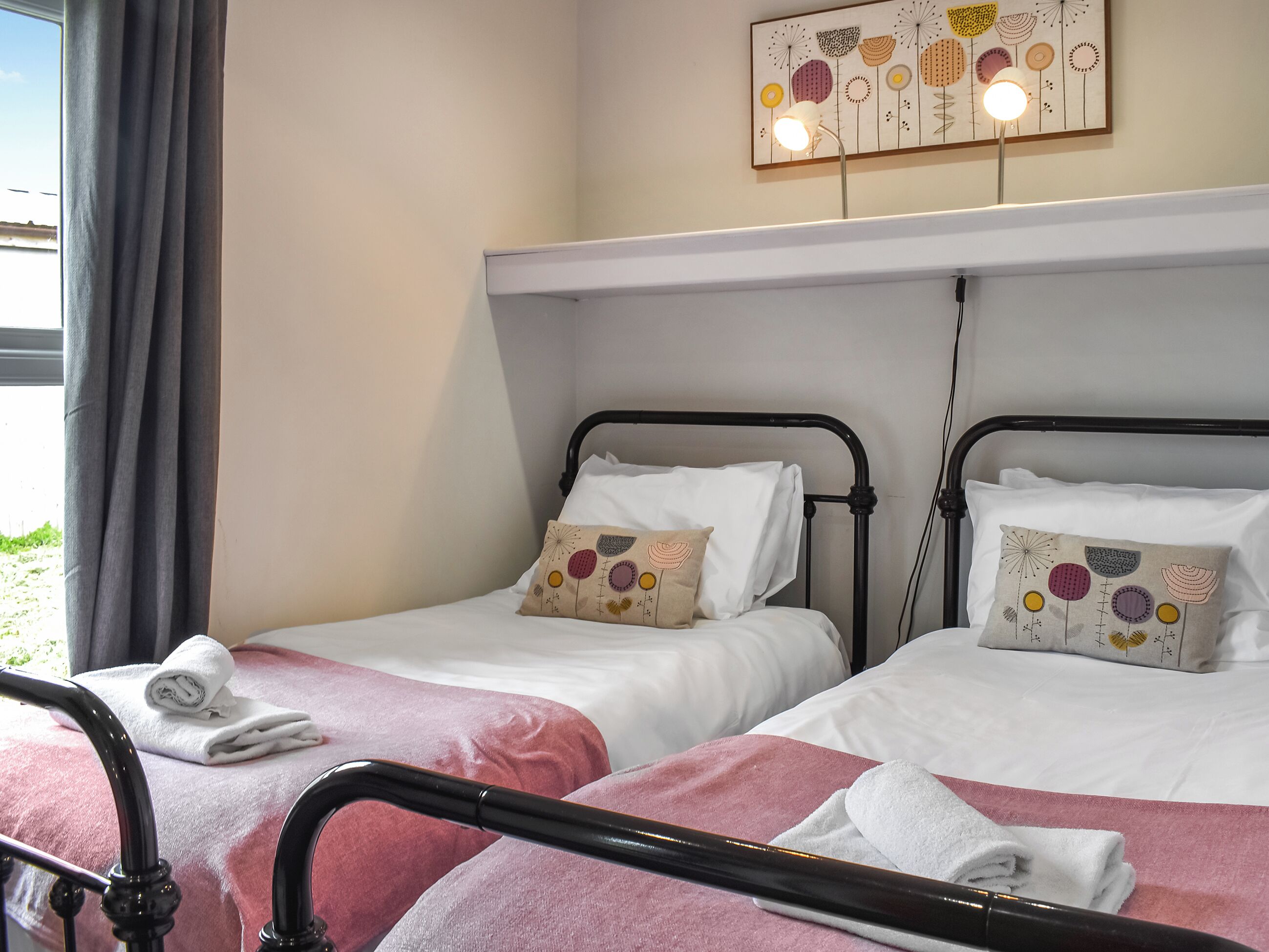 4 quartos, Wi-Fi de cortesia, roupa de cama
