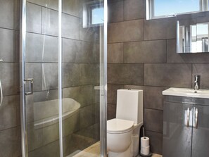 A modern bathroom with a glass-enclosed shower, a toilet, and a sink. - 4 bedroom accommodation in Kirkby Lonsdale (Kirkby Lonsdale)