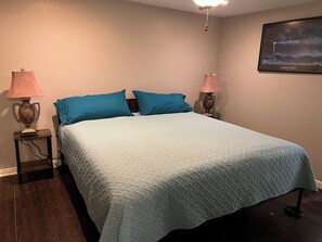 3 habitaciones, escritorio y tabla de planchar con plancha 