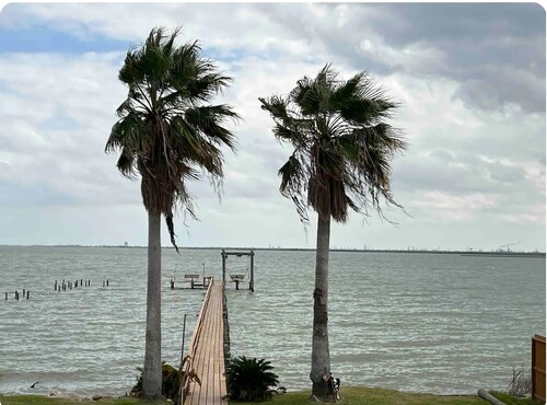 Waterfront 3 bedroom2bath 5bedsTotal  310ft lighted private fishing pier