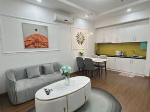 Business-Apartment, 2 Schlafzimmer | Wohnbereich
