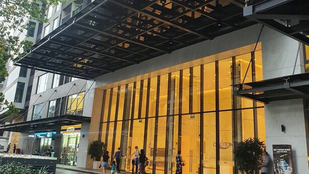 Un edificio moderno con amplios ventanales y una galería techada.