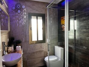 Articles de toilette gratuits, sĂšche-cheveux, serviettes fournies, savon