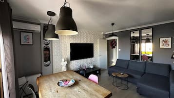 Een flatscreentelevisie en een videogameconsole