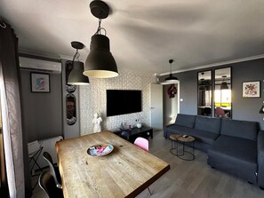 Télévision à écran plat, console de jeux vidéo