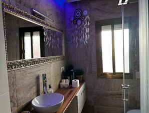 Kostenlose Toilettenartikel, Haartrockner, Handtücher, Seife