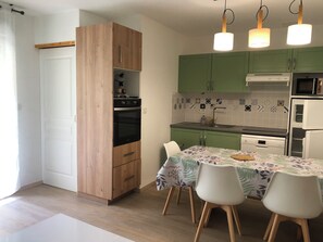 Fridge, microwave, oven, stovetop - Bagneres de Luchon, Résidence Avec Piscine (Bagnères-de-Luchon)