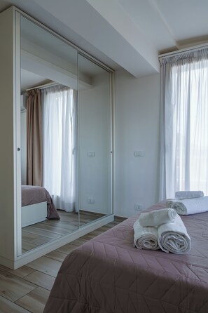 1 habitación, tabla de planchar con plancha y cuna de viaje