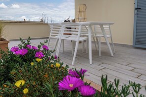Outdoor dining - Ginevra Apartment in Rome, un Superattico con Splendida Terrazza e Vista su Roma (Roma)