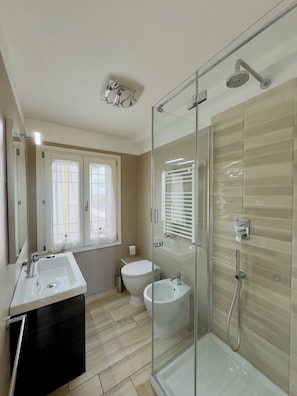 Dutxa, assecador de cabells, bidet i tovalloles