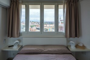 1 habitación, tabla de planchar con plancha y cuna de viaje