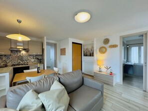 Smart TV, books - Ginevra Apartment in Rome, un Superattico con Splendida Terrazza e Vista su Roma (Roma)