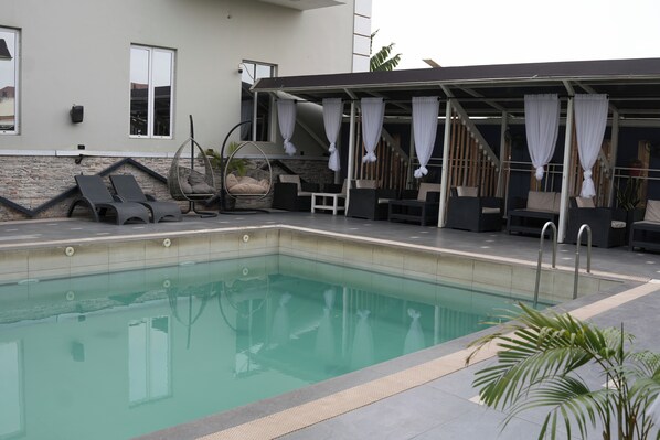 Outdoor pool, free cabanas, pool umbrellas - 2020 Hotels & Apartments (Abuja)