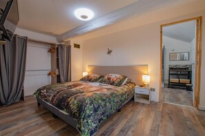 4 bedrooms, desk, iron/ironing board, WiFi