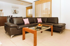 TV - Great 3 bedroom villa, with private pool, in the best location in Protaras (Protaras)