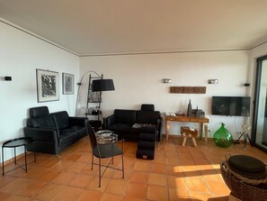 Fernseher, DVD-Player, Stereoanlage