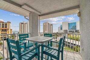 Outdoor dining - Location! Spacious Condo I 5 Minutes to Beach/Shops (Clearwater Beach)