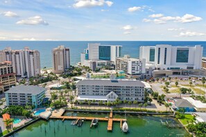 Exterior - Location! Spacious Condo I 5 Minutes to Beach/Shops (Clearwater Beach)