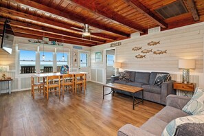 TV, DVD-spiller, bøker og filmbibliotek