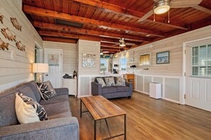 TV, DVD player, books, video library - Dreamy Days: Coastal Cottage with Awe-inspiring Oceanfront Setting (Oak Island)