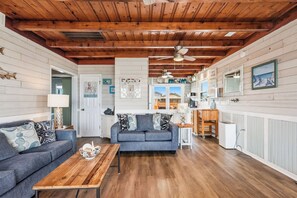 Televisión, reproductor de DVD, libros y videoteca 