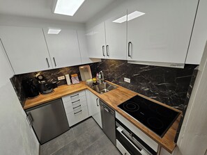 Kylskåp, ugn, spishäll och diskmaskin