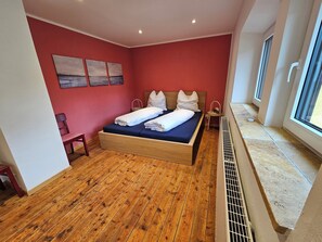 2 slaapkamers, een strijkplank/strijkijzer, gratis wifi, beddengoed