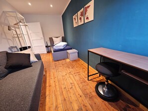 2 habitaciones, escritorio, tabla de planchar con plancha y wifi gratis 