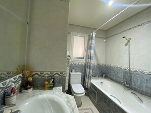 Dutxa, assecador de cabells, sabó i xampú 