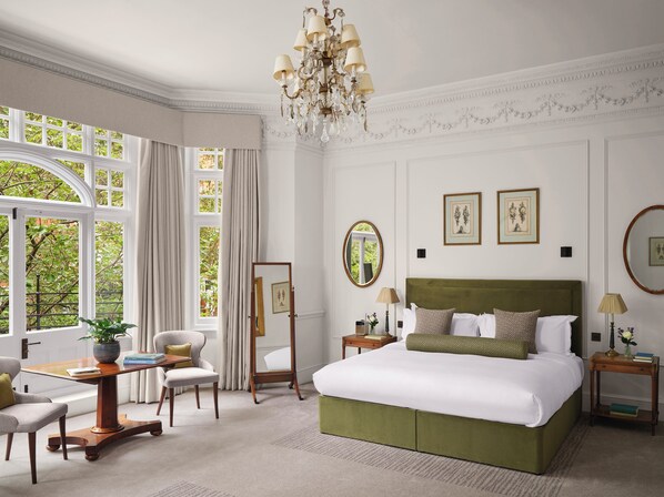 Chelsea Garden Suite | Free minibar items, in-room safe, desk, laptop workspace