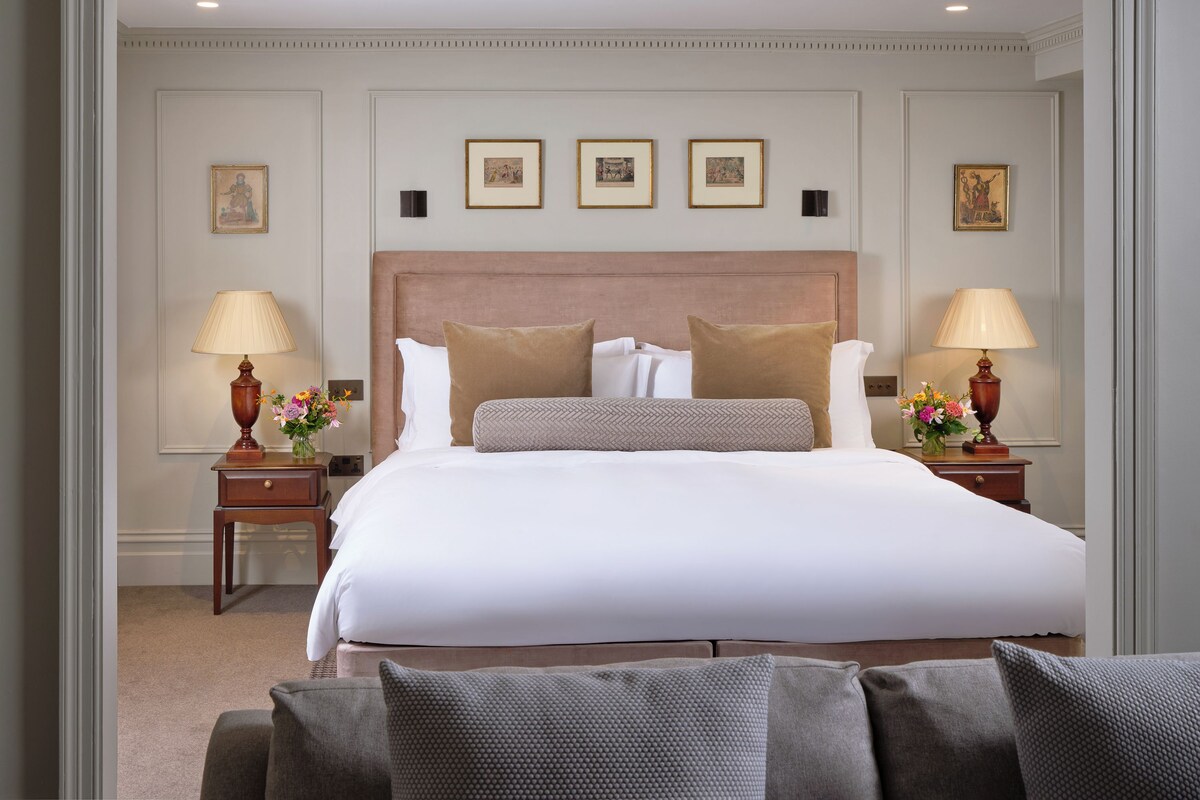 Chelsea Studio | Minibar (some free items), in-room safe, desk, laptop workspace