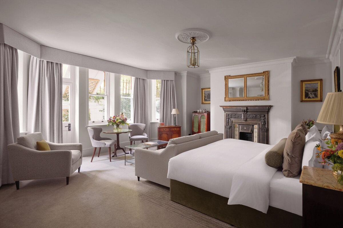 Chelsea Junior Suite | Minibar (some free items), in-room safe, desk, laptop workspace