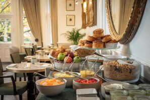 Daily buffet breakfast for a fee - The Chelsea Townhouse (London)