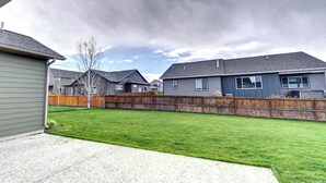 Et boligområde med huse, et træhegn og en velholdt græsplæne.