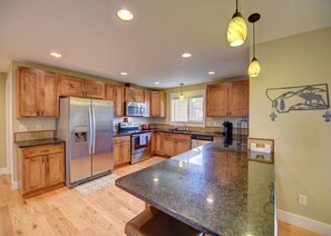 Een microgolfoven, een oven, een kookplaat, een vaatwasser