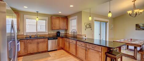 Een magnetron, een oven, een kookplaat, een vaatwasser