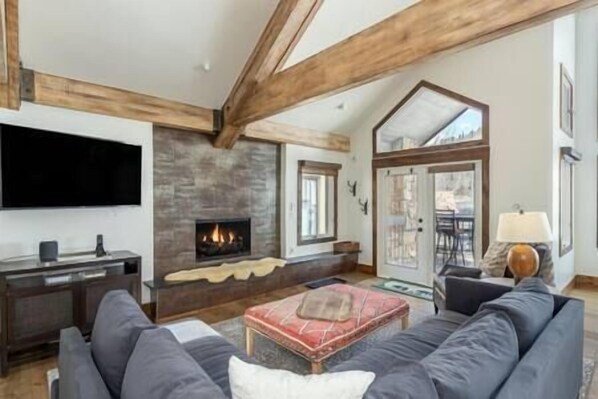 TV, fireplace - Misty Maiden Vista (Telluride)