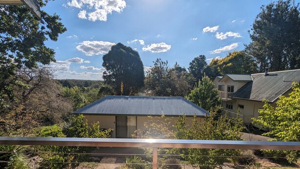 A house with a metal roof, surrounded by trees and a garden. - Oak Cottage - Daylesford - 200m from everything (Daylesford)