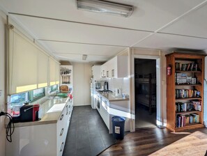 Fridge, microwave, oven, stovetop - Oak Cottage - Daylesford - 200m from everything (Daylesford)