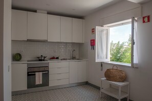 Kühlschrank, Ofen, Herdplatte, Wasserkocher mit Kaffee-/Teezubehör