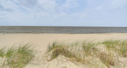 Airy Biloxi Condo w/ Patio: Walk to Beach!