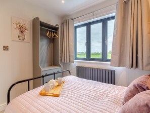 3 bedrooms, free WiFi, bed sheets - 3 bedroom accommodation in Carlton Miniott, near Thirsk (Carlton Miniott, near Thirsk)