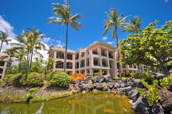 Exterior - Hilton Pool Pass included - Lux Penthouse w/ Views (Waikoloa)