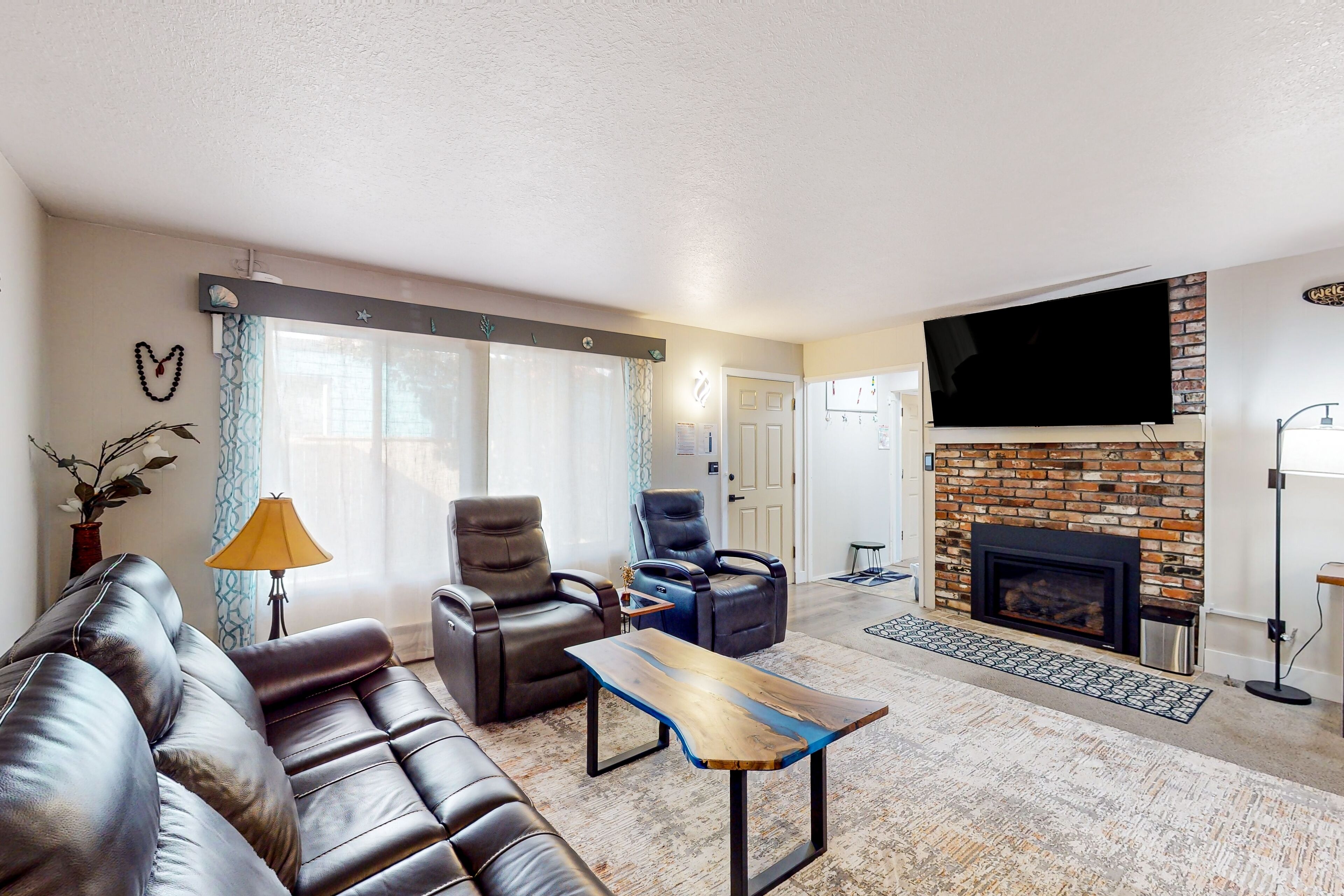 Beachside high-end hideaway half block to beach, 1.5 blocks to promenade