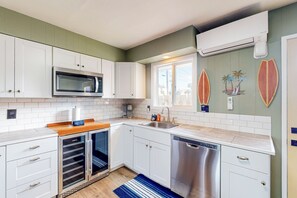 Kylskåp, mikrovågsugn, ugn och spishäll