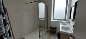 Shower, towels - Location Maison de Charme à Aubenas (Aubenas)