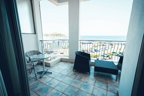 Doppia Deluxe, vista mare | Una scrivania, tende oscuranti, insonorizzazione, ferro/asse da stiro